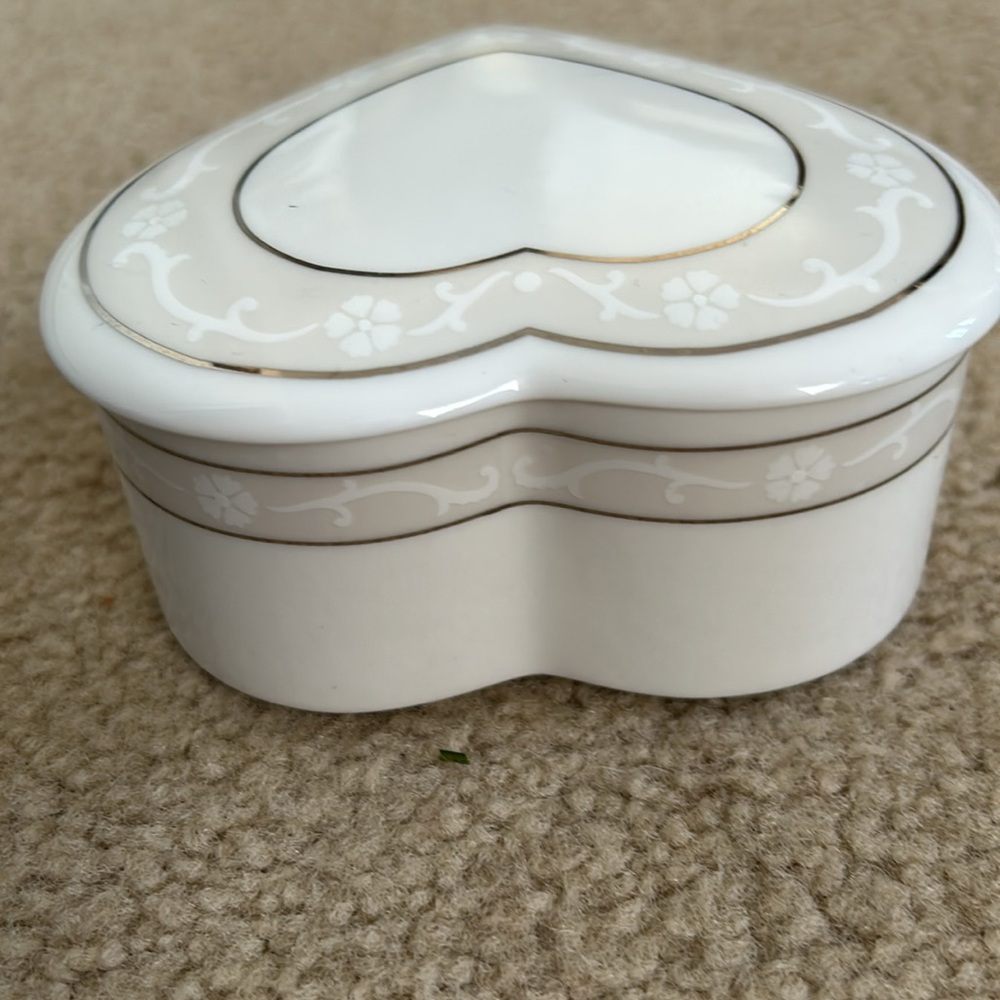 Wedgewood Icing ivory Porcelain Heart Shaped Trinket Box - Picture 6 of 7